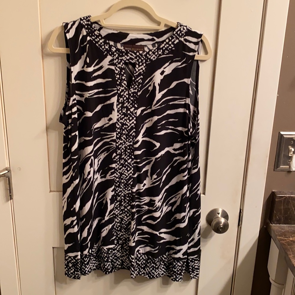 Dana Buchanan. Black and White Sleeveless summer top. Size XL